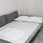 Vaso Apartment, Qerret アパート ゴーレム
